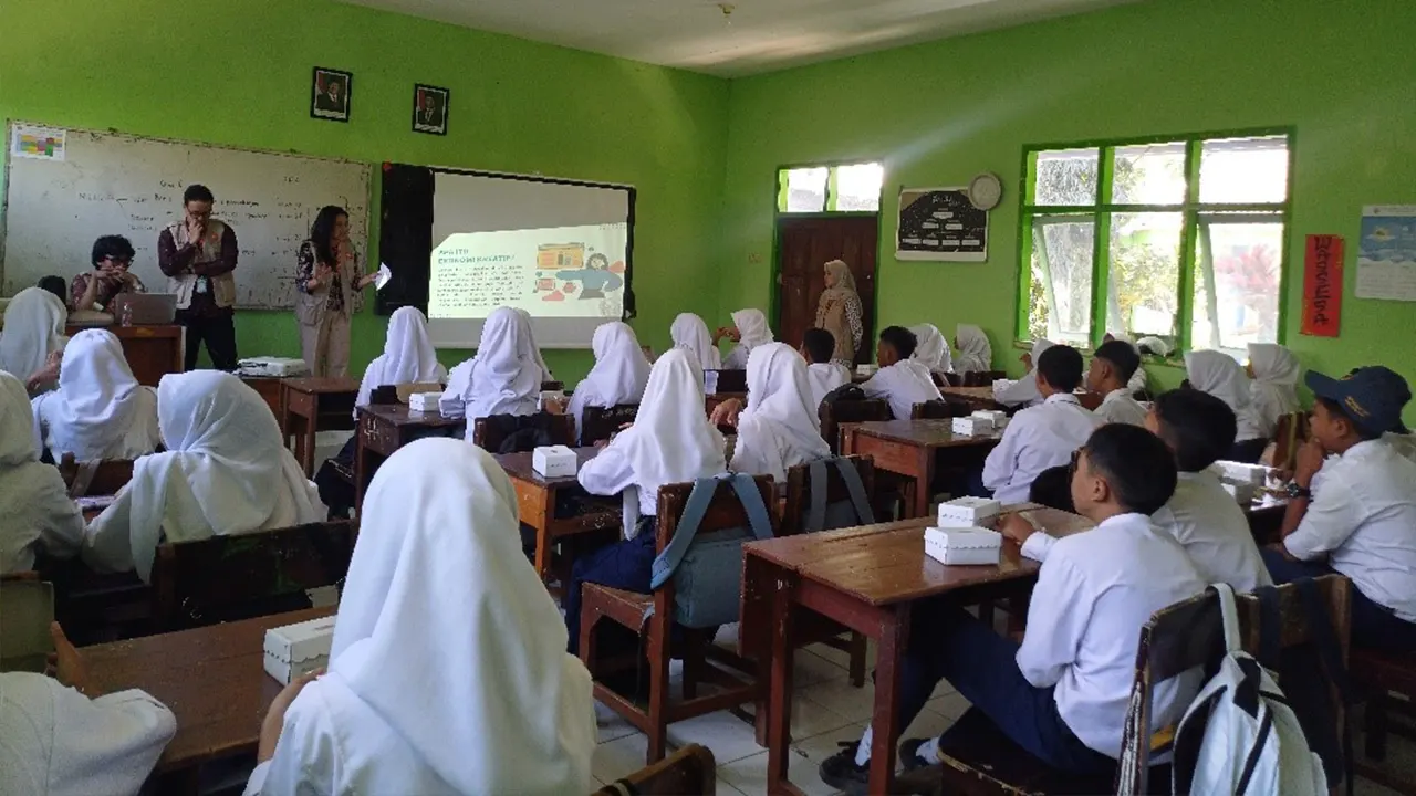 Sesi Pemaparan Materi Ekonomi Kreatif di SMP Negeri 1 Dau. (doc. KKN 217 UNS)