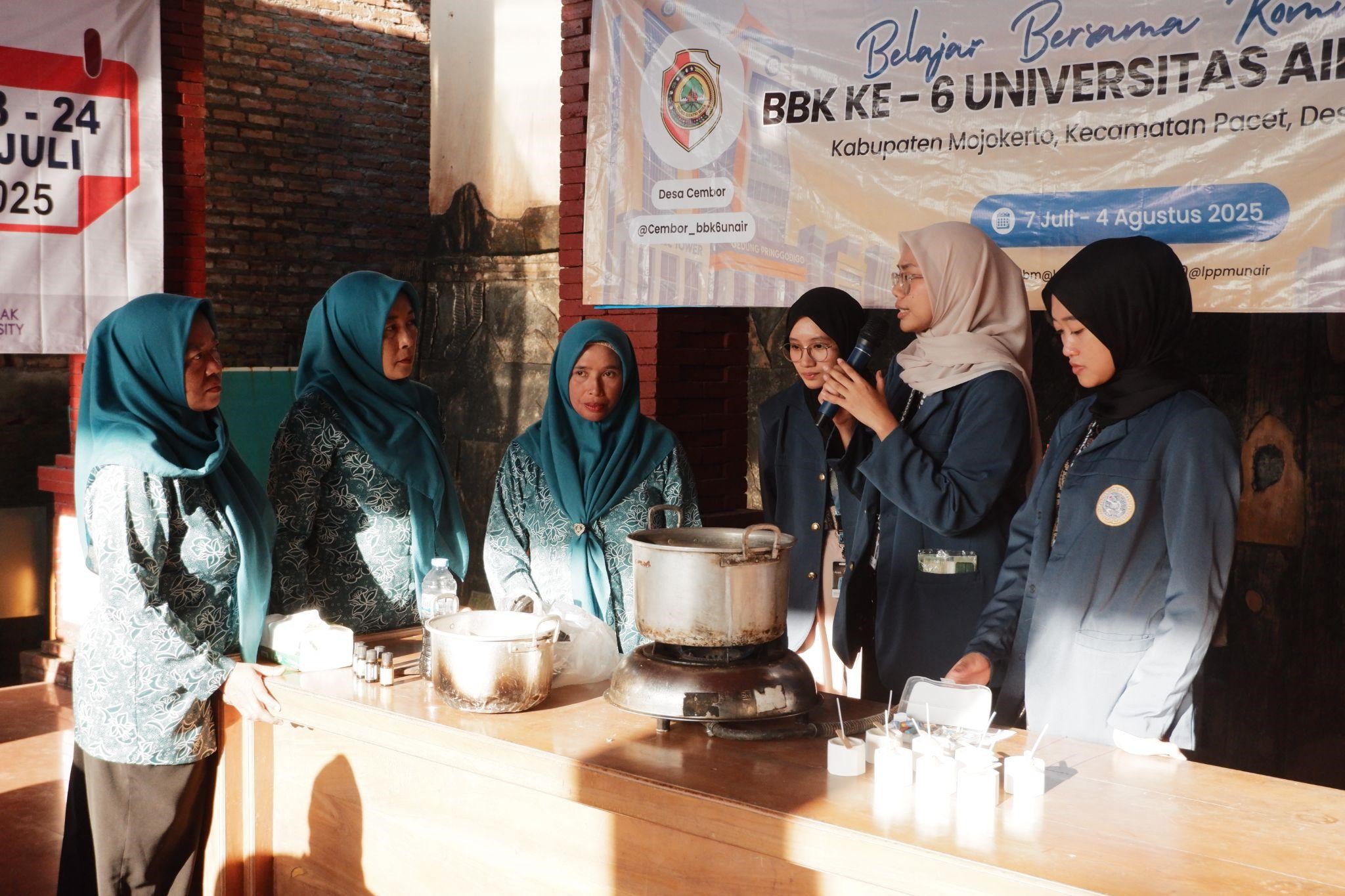 Sesi Workshop Pembuatan JELITA (Jelantah Lilin Terapi Aroma) oleh Tim BBK-6 UNAIR CEMBOR dan Ibu PKK Desa Cembor. (doc. BBK 6 UNAIR, Cembor)