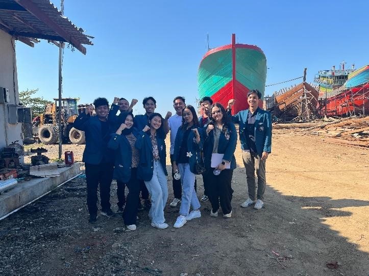 Sesi foto bersama pemilik galangan kapal tradisi