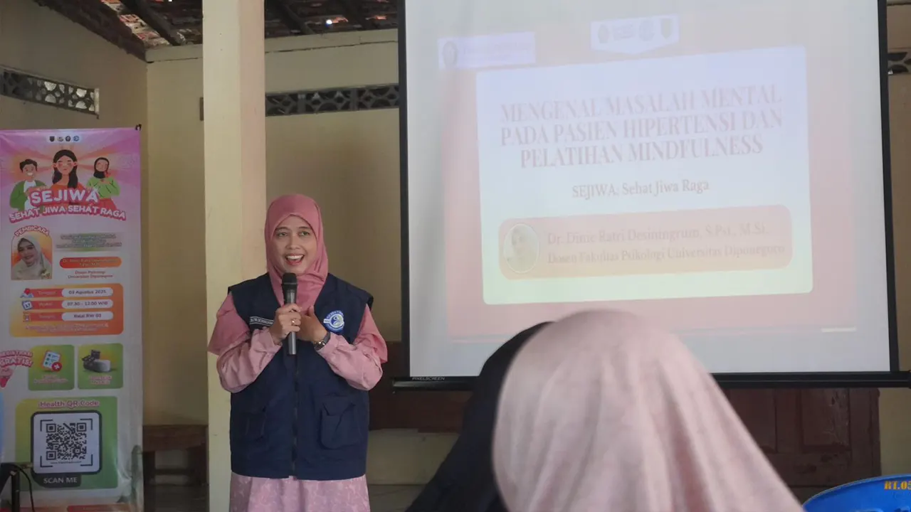 Sesi materi yang disampaikan oleh dosen Psikologi UNDIP (3/8/2025). (doc. KKN-T IDBU Tim 26 UNDIP)