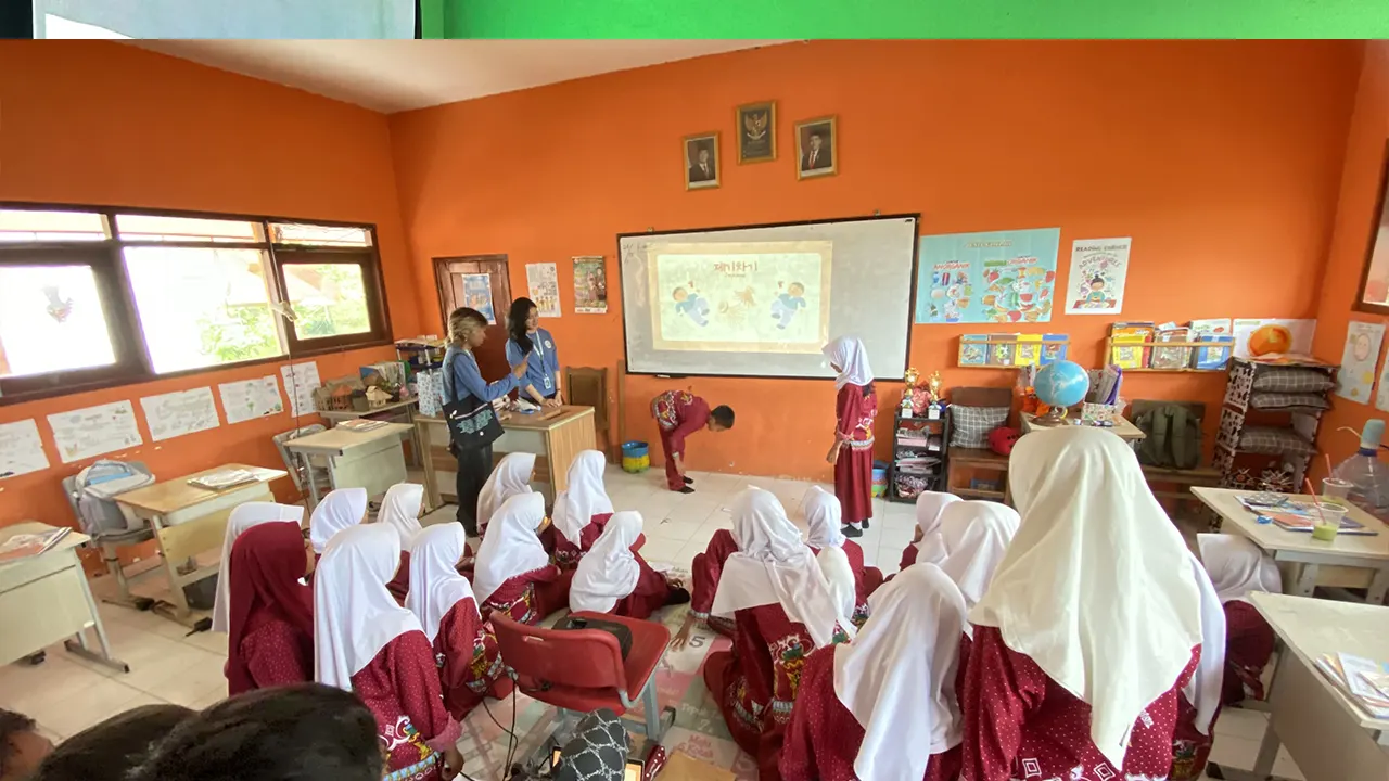 Sesi menyanyikan lagu “Atama, Kata, Hiza, Ashi” versi Jepang dari lagu “Kepala, Pundak, Lutut, Kaki”. (doc. pribadi)