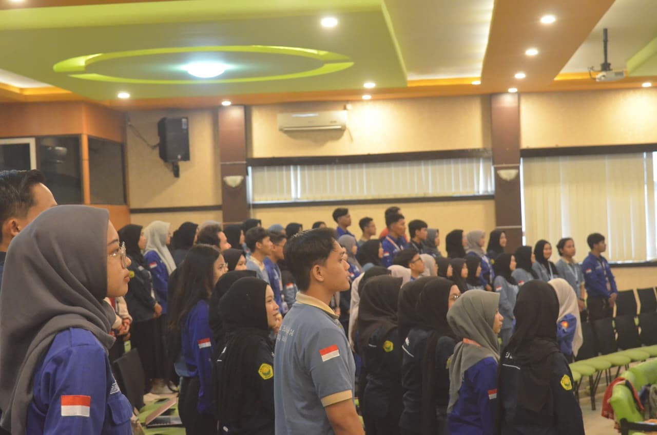 Sesi menyanyikan lagu kebangsaan Indonesia Raya dan mars masing-masing Universitas dan UKM. (doc. pribadi)