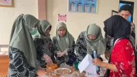 Sesi pelatihan pengolahan pangan berbahan dasar singkong berupa mochi kepada ibu-ibu PKK Desa Plumbon. (doc. KKN 85 UNS) Sesi pelatihan pengolahan pangan berbahan dasar singkong berupa mochi kepada ibu-ibu PKK Desa Plumbon. (doc. KKN 85 UNS)