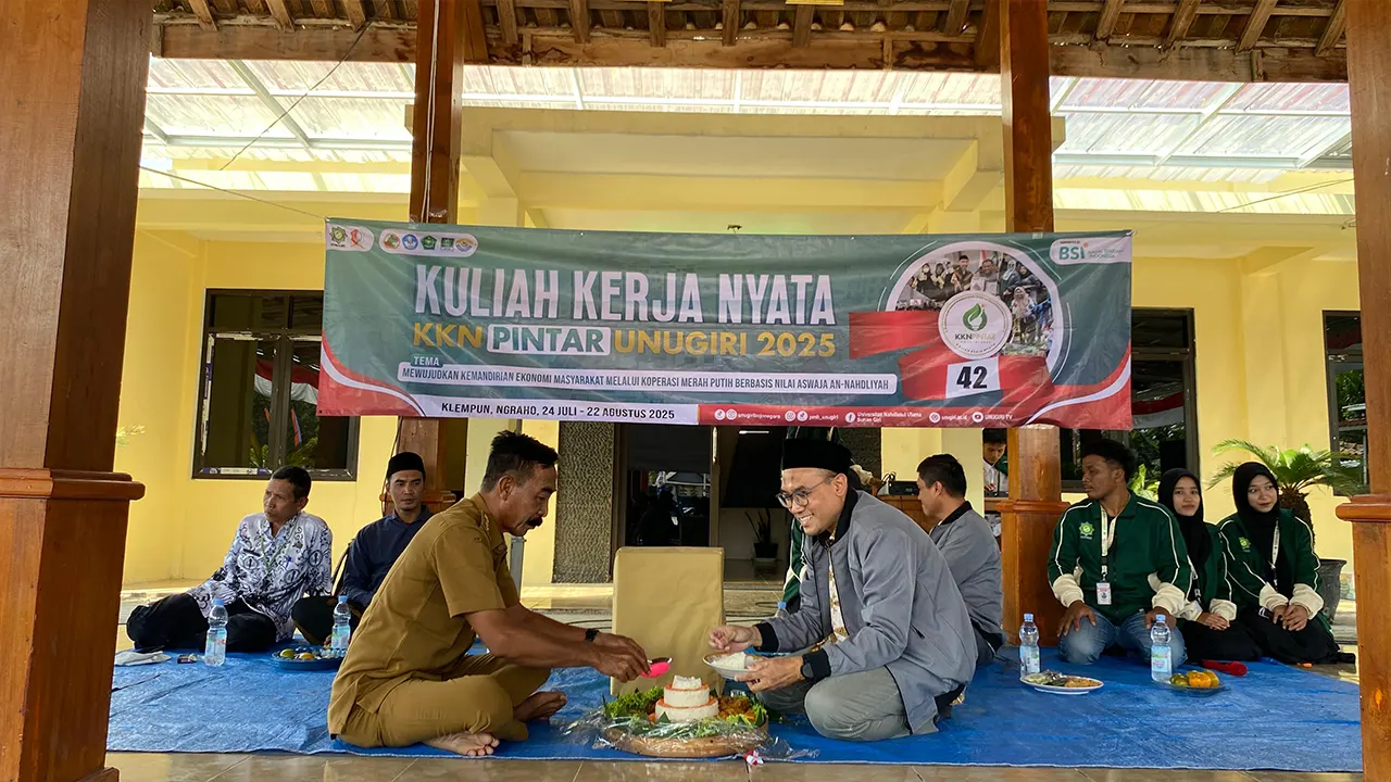 Sesi pemotongan tumpeng. (doc. KKN 42 UNUGIRI)