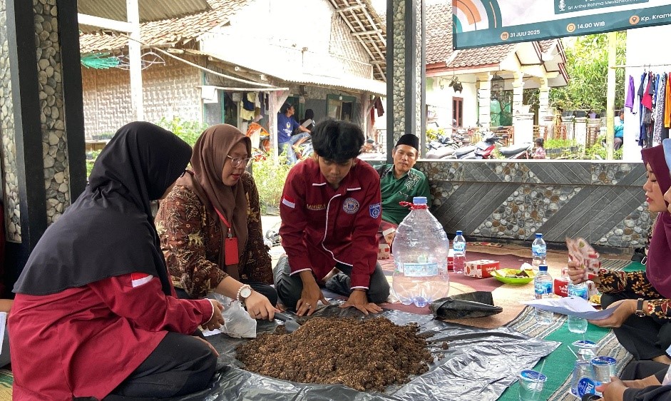 Sesi praktik, merkenalkan dua metode pembuatan tanah gembur yang mudah diterapkan. (doc. KKM 75 UNIBA)
