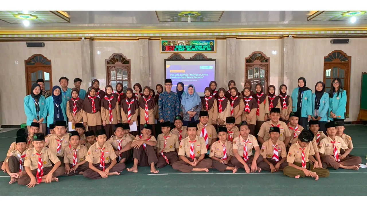 Siswa MTs Ma’arif NU Roudlotul Mubtadiien Desa Blondo bersama mahasiswa KKN UNS Literasi 162 berfoto bersama usai kegiatan Lomba Menulis Cerita Berbasis Buku Bacaan, Sabtu (9/8/2025). (doc. KKN 162 UNS)