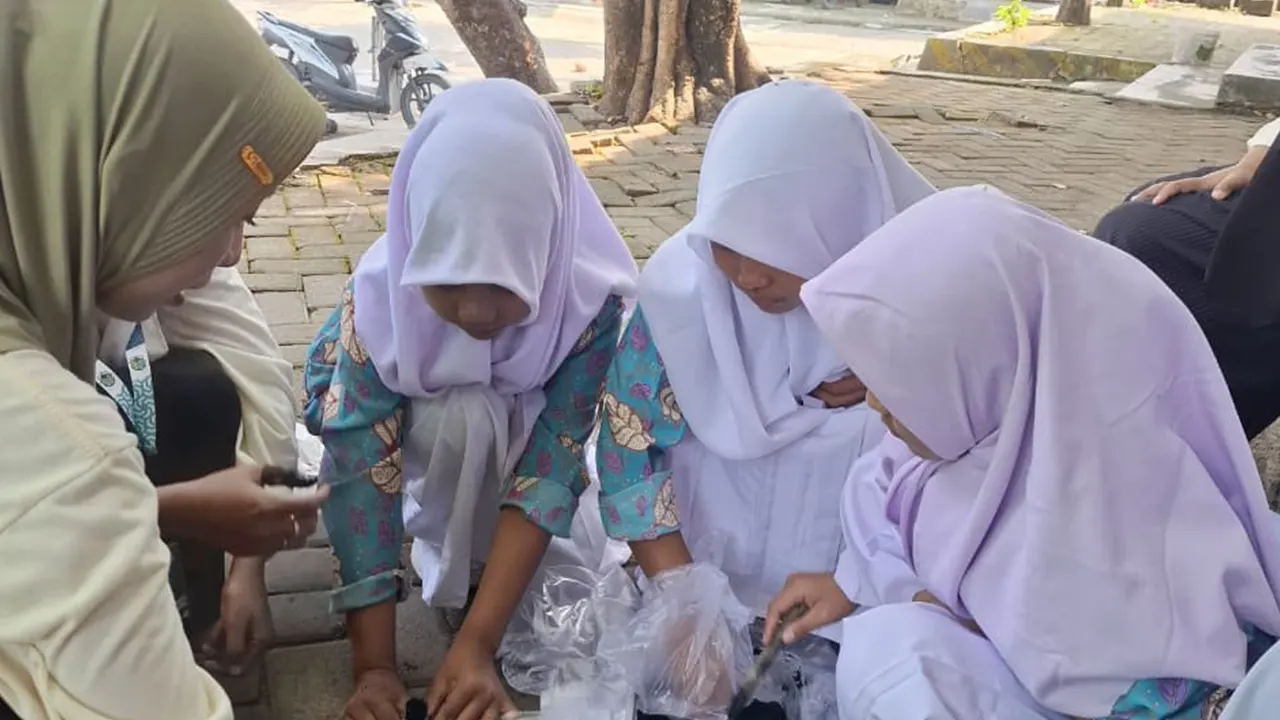 Siswa-siswi SMP Satu Atap Desa Soko antusias mengikuti praktek pembuatan briket dari bonggol jagung yang dipandu mahasiswa KKN Pintar Unugiri Kelompok 55. (doc. KKN 55 Unugiri)