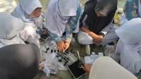 Siswa-siswi SMP Satu Atap Desa Soko antusias mengikuti praktek pembuatan briket dari bonggol jagung yang dipandu mahasiswa KKN Pintar Unugiri Kelompok 55. (doc. KKN 55 Unugiri) Siswa-siswi SMP Satu Atap Desa Soko antusias mengikuti praktek pembuatan briket dari bonggol jagung yang dipandu mahasiswa KKN Pintar Unugiri Kelompok 55. (doc. KKN 55 Unugiri)
