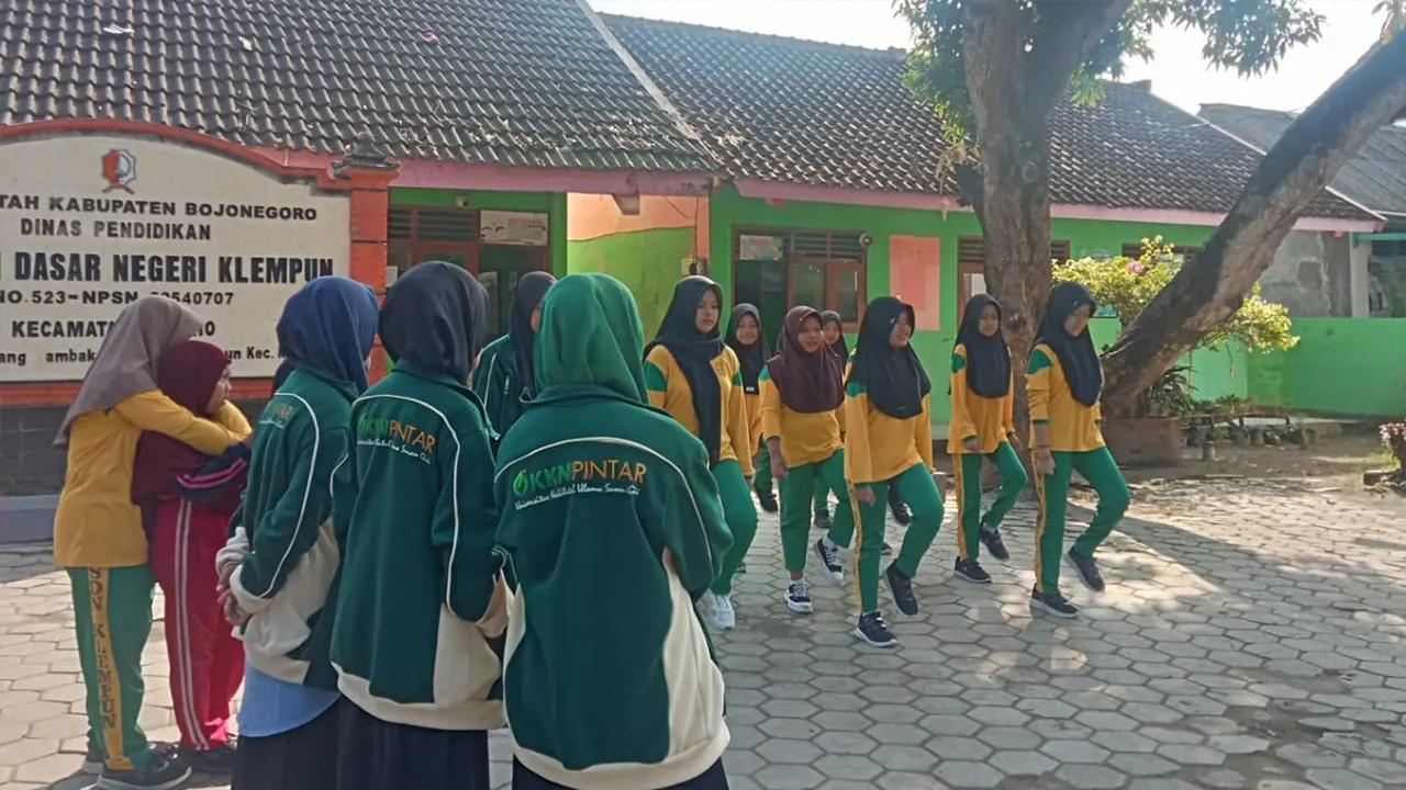 Siswa-siswi kelas VI SDN Klempun berlatih gerak jalan di halaman sekolah didampingi oleh mahasiswa KKN Pintar Kelompok 42 Unugiri Bojonegoro, Sabtu (2/8/2025). (doc. KKN 42 Unugiri)