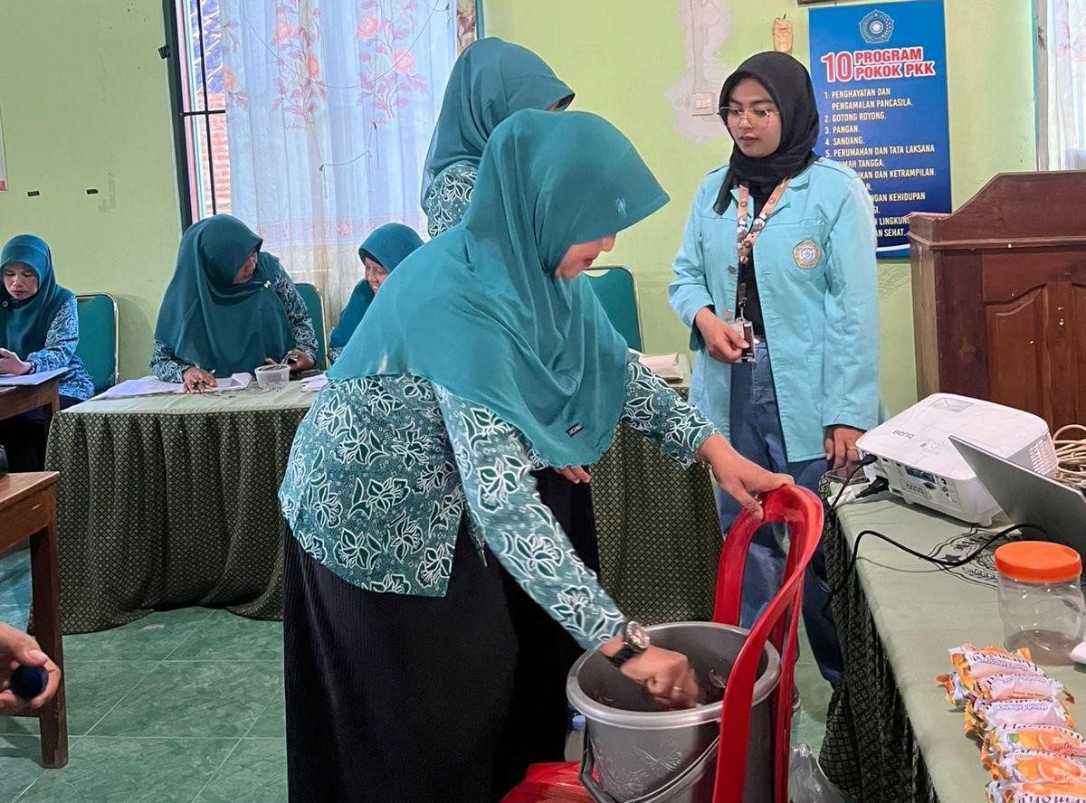 Anggota PKK Desa Banjarejo mempraktikkan langsung proses pembuatan pupuk organik cair (POC) dari limbah rumah tangga dalam kegiatan sosialisasi yang difasilitasi oleh mahasiswa KKN UNS 227. (doc. KKN 227 UNS)