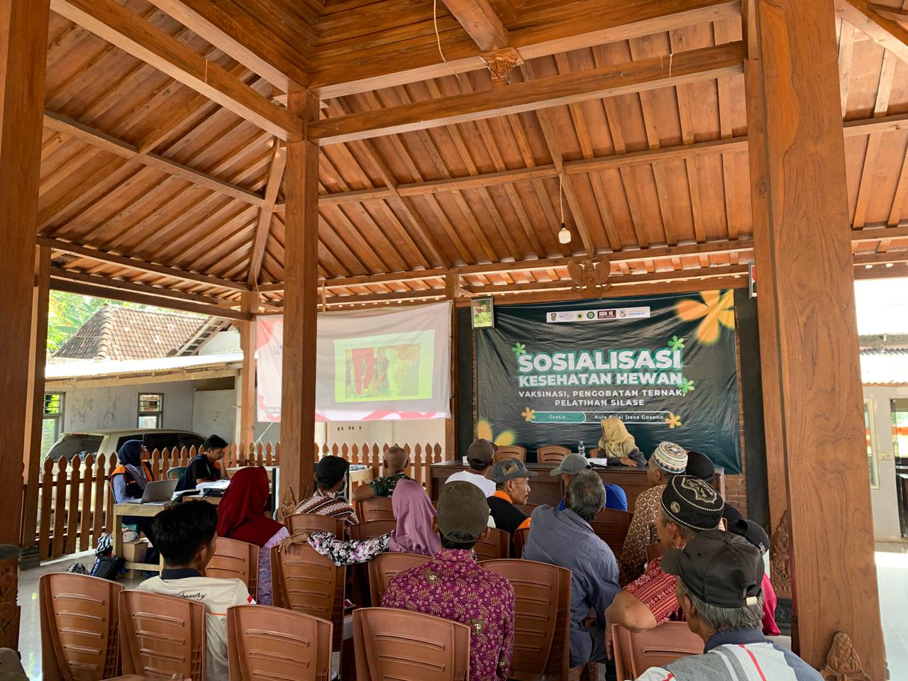 Suasana kegiatan sosialisasi kesehatan hewan saat acara dimulai di Aula Balai Desa Gosono, Kamis (31/7/2025). (doc. KKN Universitas Boyolali Kelompok 16)