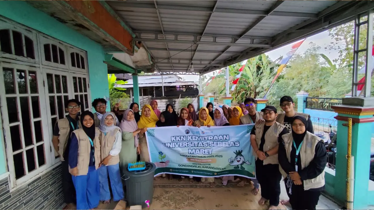 Sosialisasi dan Demonstrasi Penggunaan Ember Lele di KWT Srikandi Desa Karangturi. (doc. KKN 75 UNS)