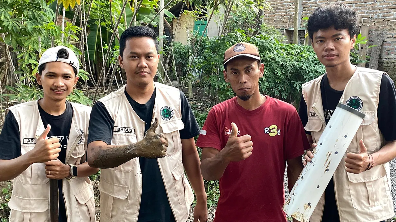 Dokumentasi bersama setelah pelaksanaan Sosialisasi dan Instalasi Lubang Resapan Biopori pada (1/8/2025) di rumah-rumah warga. (doc. pribadi)