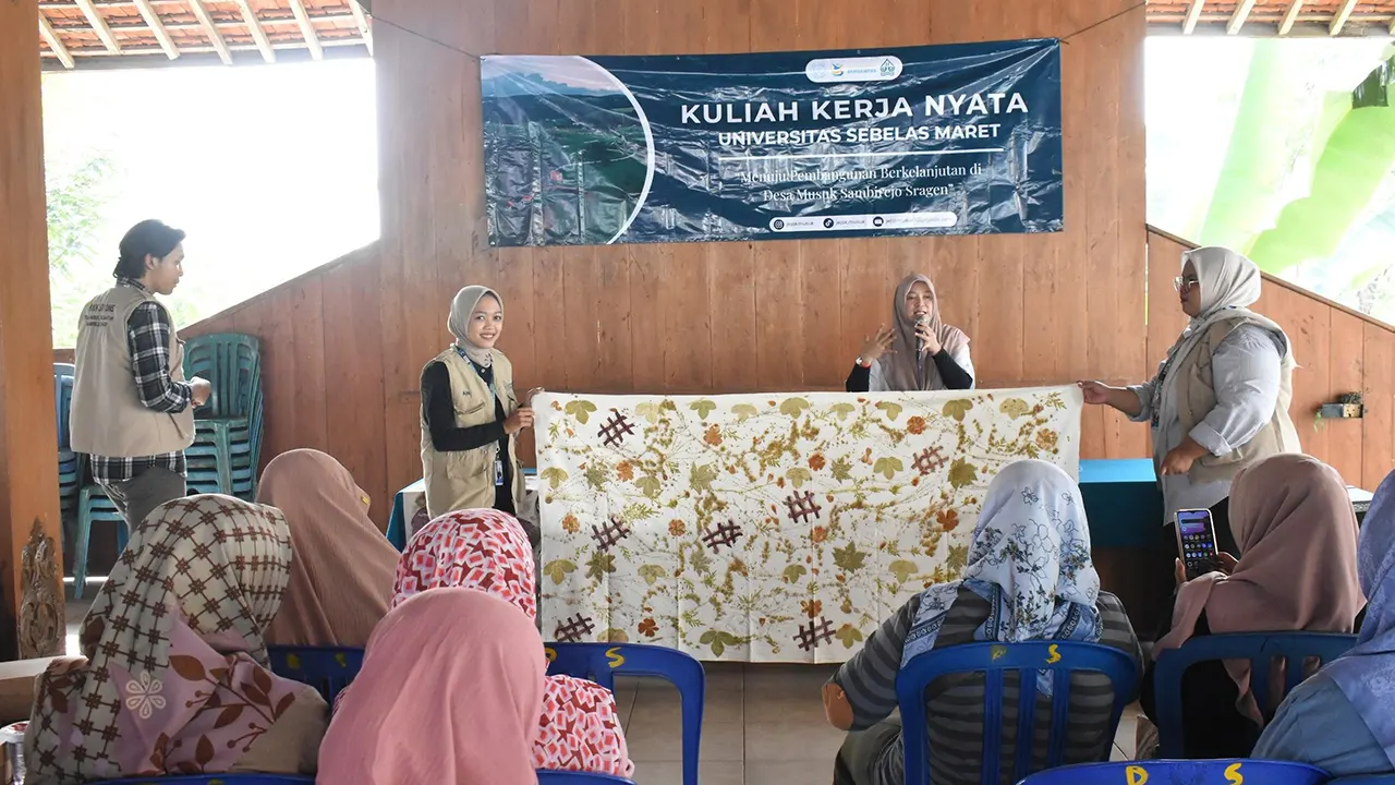 Sosialisasi dari Eunique Kamala Art sebelum proses pembuatan ecoprint. (doc. KKN UNS 301)