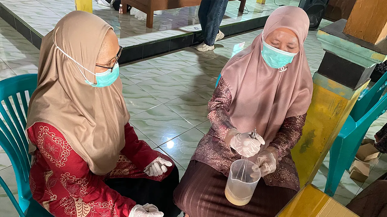 Suasana Demonstrasi Pembuatan Sabun Cair dari Minyak Jelantah. (doc. KKN 295 UNS)