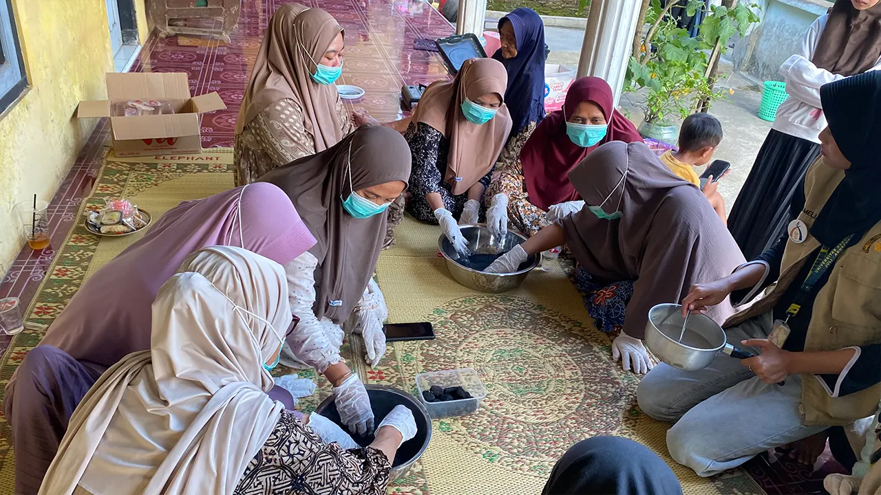 Suasana Pembuatan Briket Dari Serbuk Kayu Jati Bersama Ibu-Ibu PKK RT 05. (doc. KKN 295 UNS)