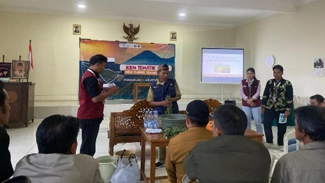 Suasana interaktif pelatihan Biosaka oleh Tim KKN UNS kelompok 334 di Desa Tlahab, Temanggung, yang diikuti oleh perwakilan kelompok tani setempat. (doc. KKN 334 UNS)