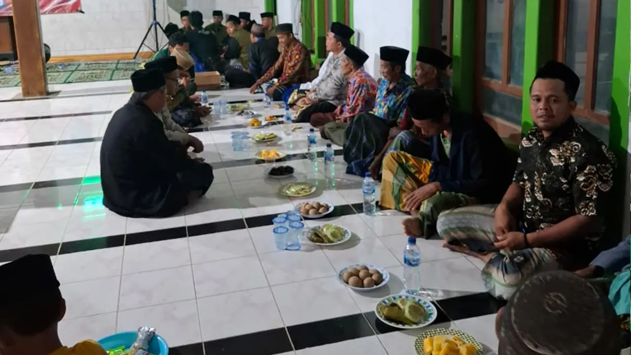 Suasana kebersamaan warga Dusun Sekonang, Desa Soko, saat ramah tamah usai acara penutupan KKN PINTAR UNUGIRI 2025 Kelompok 55 di Masjid Sekonang. (doc. KKN PINTAR UNUGIRI)