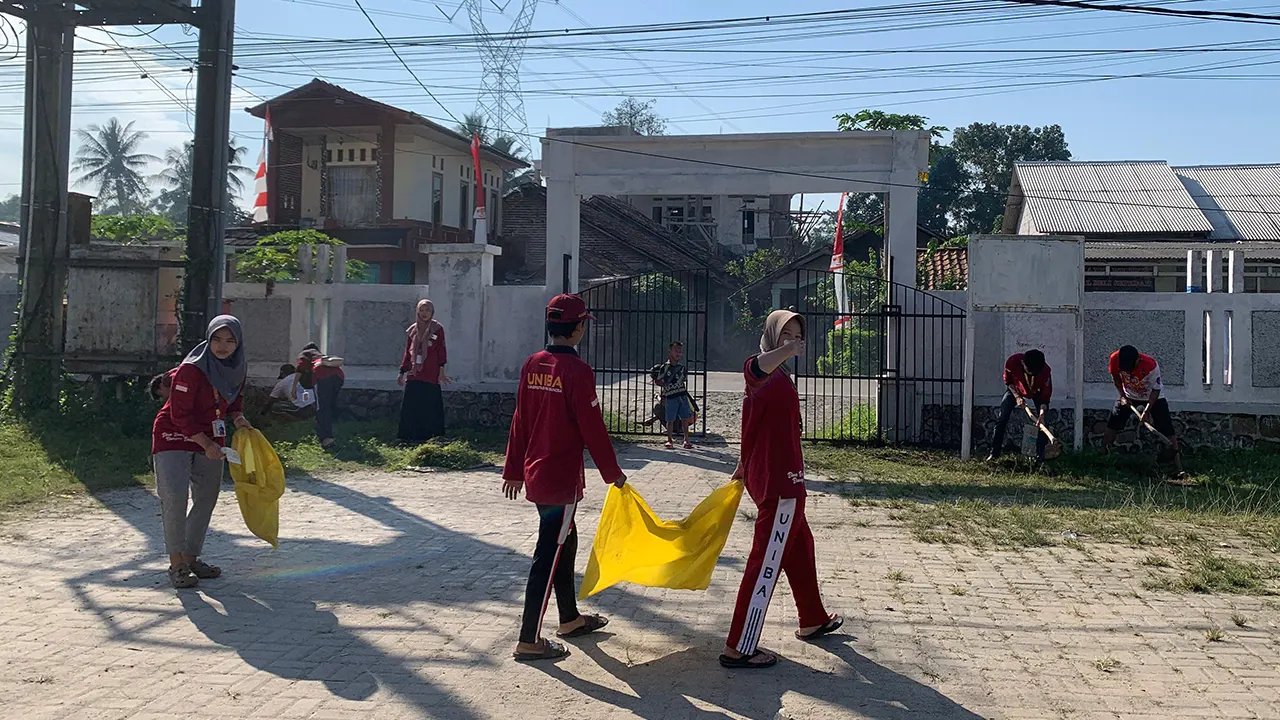 Suasana kerja bakti mahasiswa KKM 66 Universitas Bina Bangsa di Balai Desa Bojong Catang, Kabupaten Serang, sebagai persiapan menyambut Hari Kemerdekaan ke-80. (doc. KKM 66 UNIBA)
