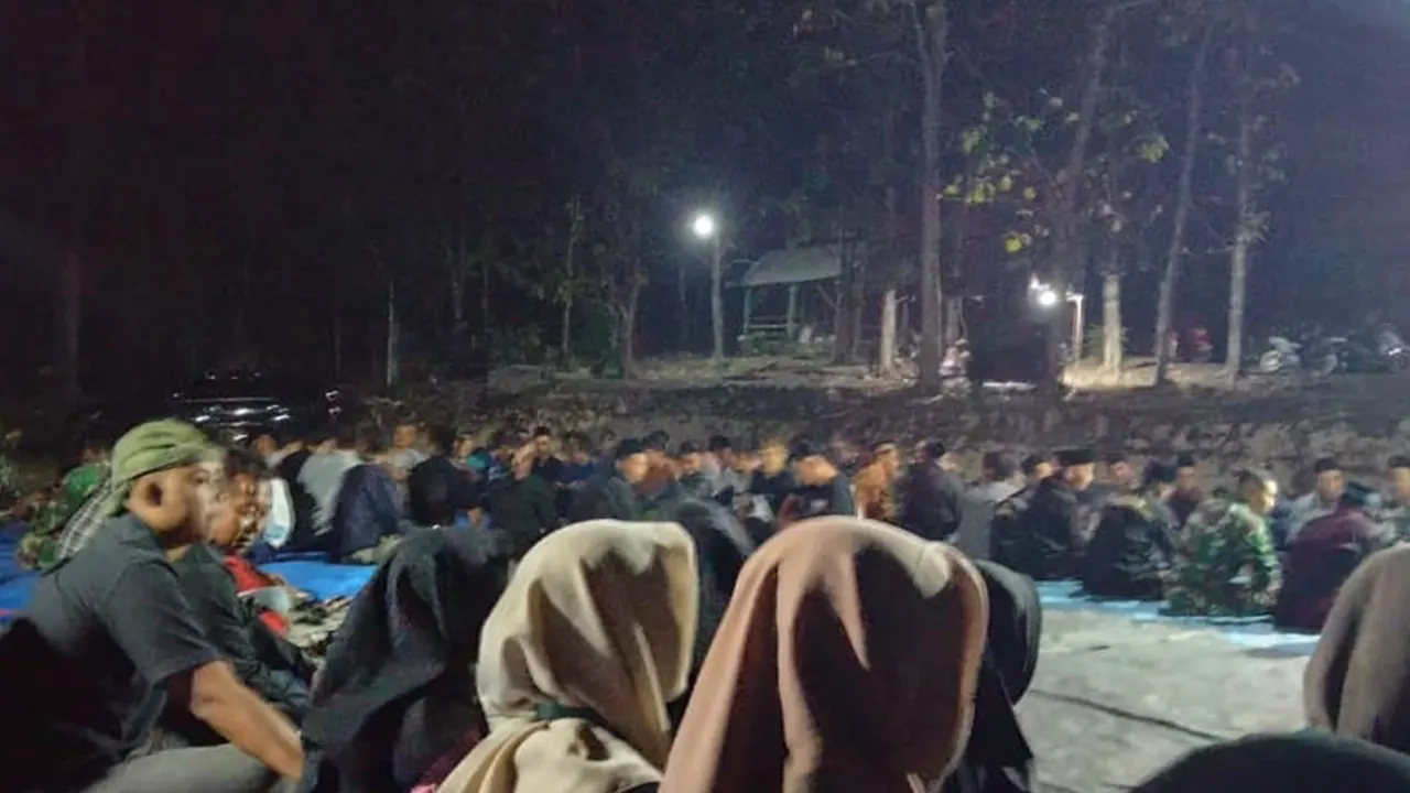 Suasana saat Sujud Syukur bersama di Lapangan Guyangan pada Sabtu malam (16/8/2025). (doc. KKN 55 Unugiri)