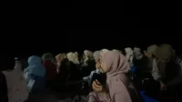 Suasana saat Sujud Syukur bersama di Lapangan Guyangan pada Sabtu malam (16/8/2025). (doc. KKN 55 Unugiri) Suasana saat Sujud Syukur bersama di Lapangan Guyangan pada Sabtu malam (16/8/2025). (doc. KKN 55 Unugiri)
