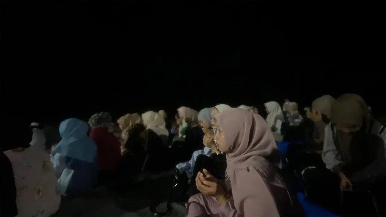 Suasana saat Sujud Syukur bersama di Lapangan Guyangan pada Sabtu malam (16/8/2025). (doc. KKN 55 Unugiri)
