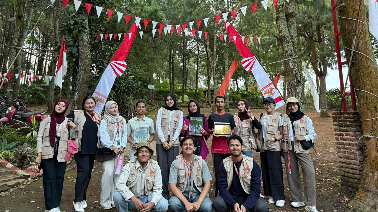 Tim KKN 217 UNS Surakarta bersama pengelola wisata Kebun Rojo Camp, Desa Gadingkulon, Kecamatan Dau, Kabupaten Malang, berfoto bersama. (doc. KKN 217 UNS)