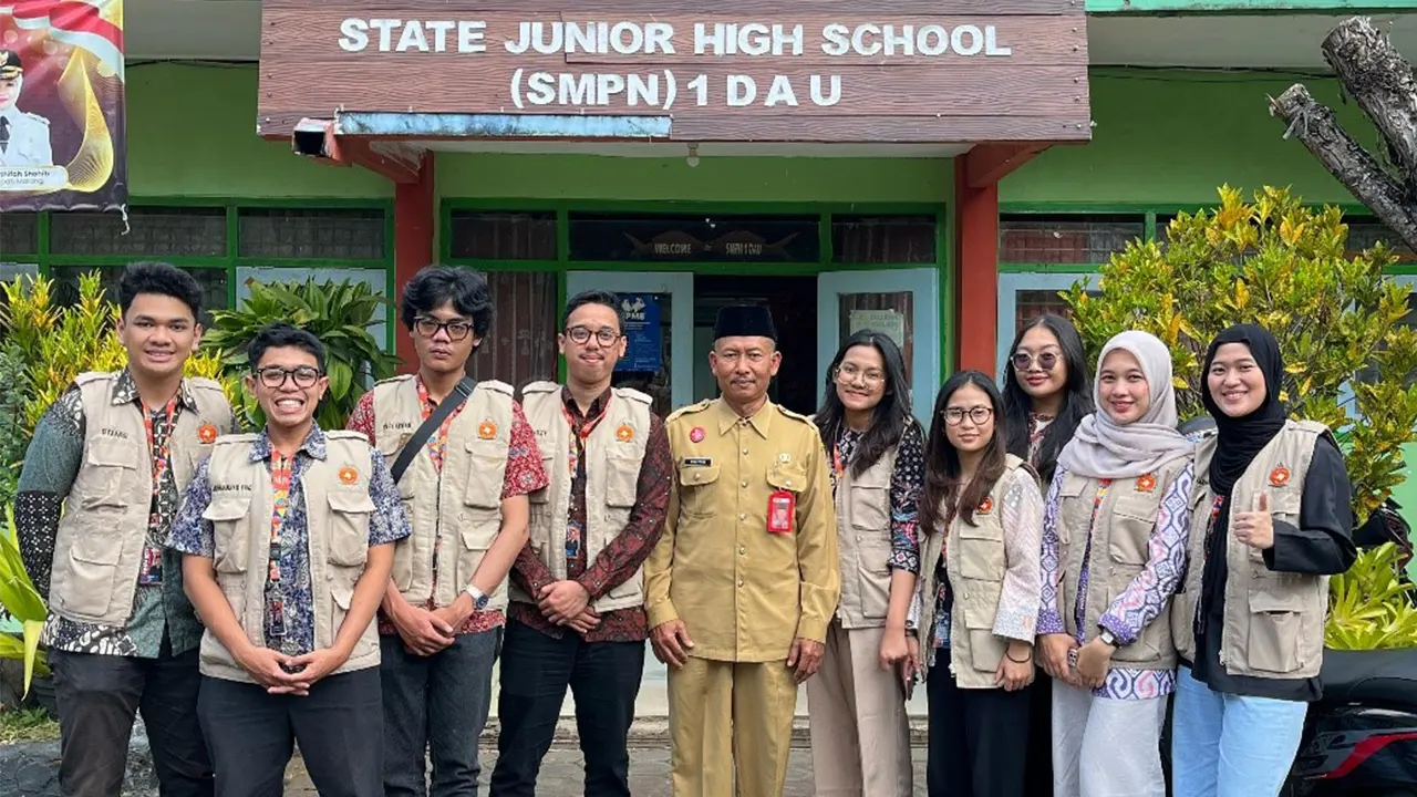 Tim KKN 217 UNS berfoto bersama Kepala Sekolah SMPN 1 Dau di Desa Tegalweru, Kecamatan Dau, Kabupaten Malang. (doc. KKN 217 UNS)