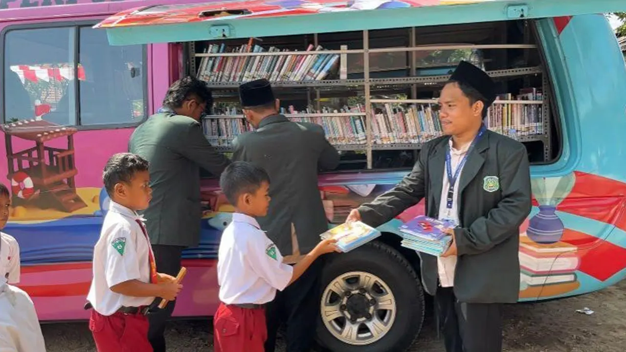 Tim KKN IAI Al-Khoziny saat membagikan buku bacaan untuk para siswa. (doc. Kelompok 01 KKN IAI Al-Khoziny)