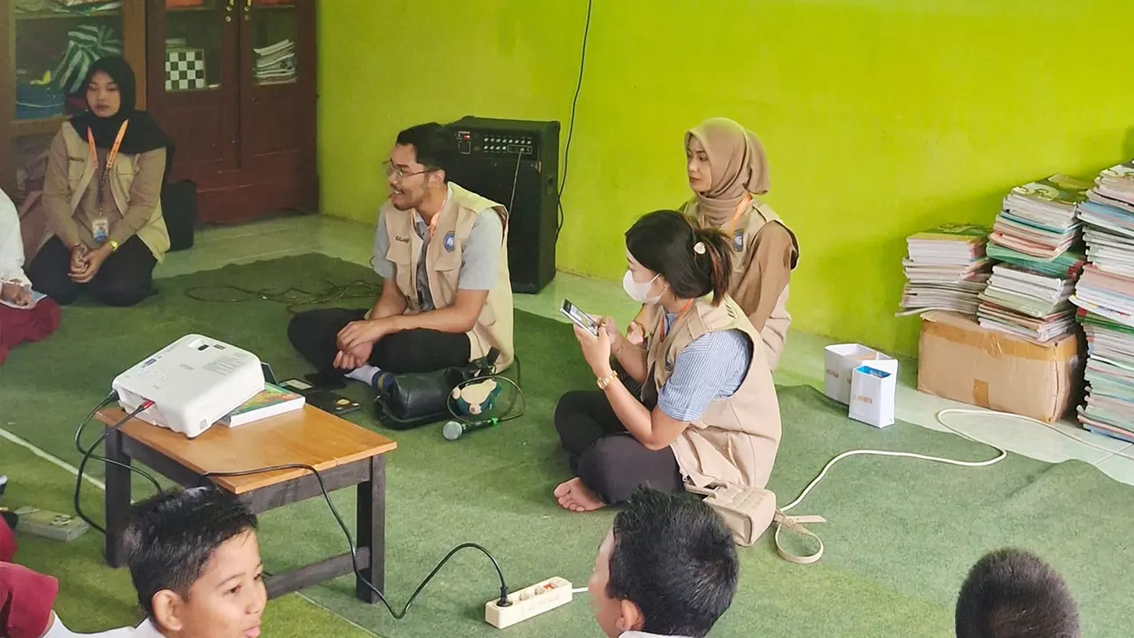 Tim KKN Kelompok 88 UNS saat memberikan penjelasan mengenai pengenalan 3R dan jenis-jenis sampah yang termasuk dalam 3R. (doc. KKN 88 UNS)