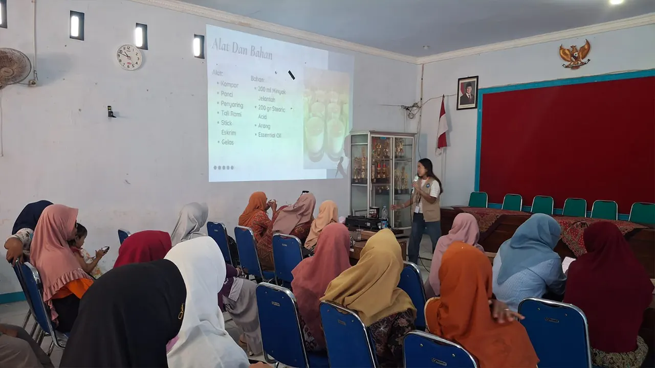 Tim KKN Kelompok 88 UNS saat menyampaikan materi tentang cara membuat Lilin Aromaterapi dari minyak jelantah kepada ibu PKK di Desa Widoro. (doc. KKN Kelompok 88 UNS)