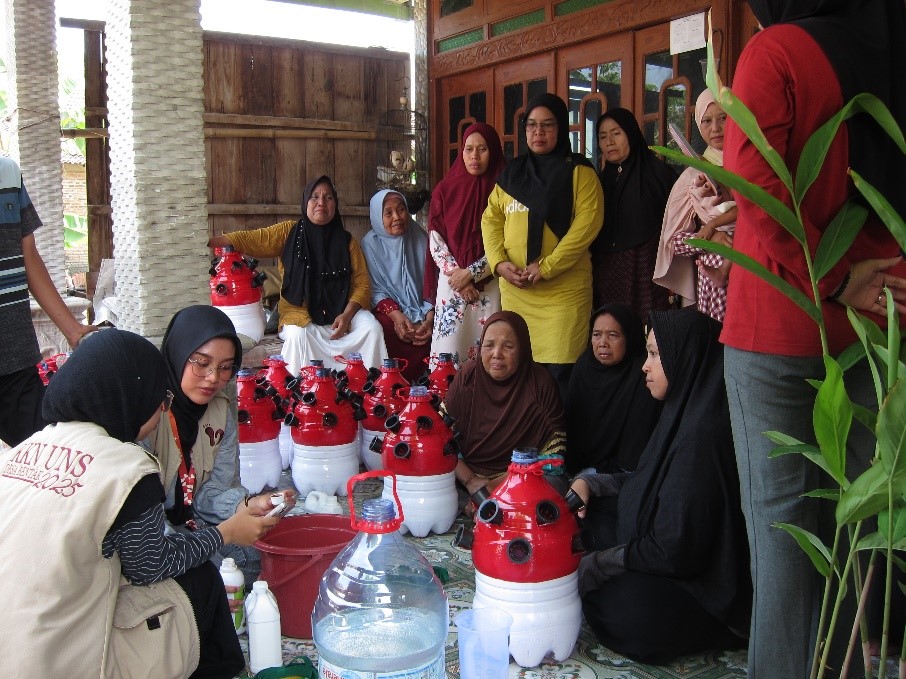 Tim KKN UNS 292 Memberikan Contoh Budidaya Tanaman Hidroponik kepada Warga Tlobongan pada Minggu (3/8/2025). (doc. KKN UNS 292)