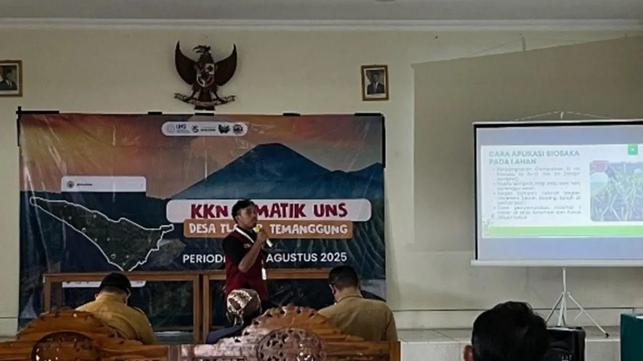 Tim KKN UNS kelompok 334 saat memberikan penjelasan mengenai manfaat dan cara pengaplikasian Biosaka kepada masyarakat Desa Tlahab. (doc. KKN 334 UNS)
