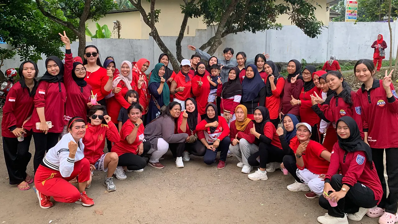 Warga Desa Jatimulya bersama mahasiswa KKM UNIBA Kelompok 55 berpose ceria usai mengikuti senam sehat di halaman Balai Desa, Selasa (29/7/2025). (doc. KKM 55 UNIBA)