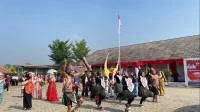 Warga Desa Pamarayan menampilkan beragam kostum tradisional dan atraksi budaya dalam pawai karnaval HUT ke-80 RI yang berlangsung meriah, Minggu (17/8/2025). (doc. KKM 75 UNIBA) Warga Desa Pamarayan menampilkan beragam kostum tradisional dan atraksi budaya dalam pawai karnaval HUT ke-80 RI yang berlangsung meriah, Minggu (17/8/2025). (doc. KKM 75 UNIBA)