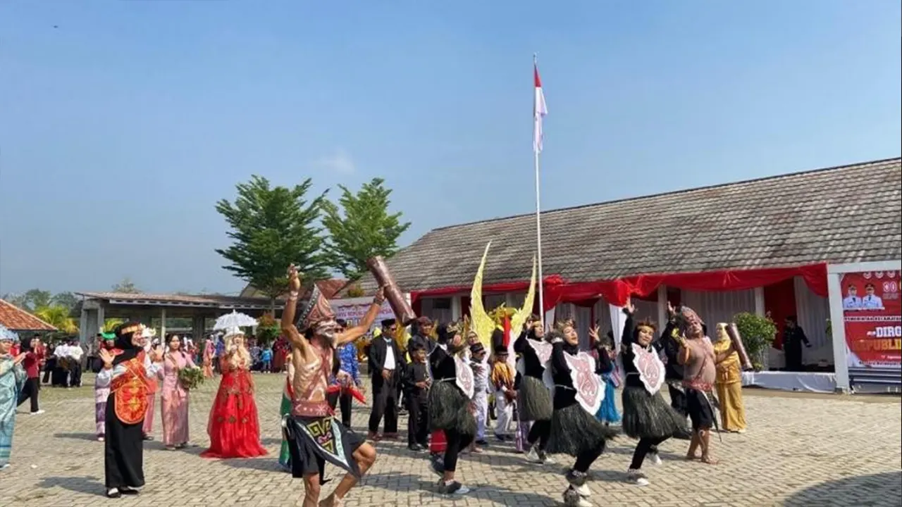 Warga Desa Pamarayan menampilkan beragam kostum tradisional dan atraksi budaya dalam pawai karnaval HUT ke-80 RI yang berlangsung meriah, Minggu (17/8/2025). (doc. KKM 75 UNIBA)