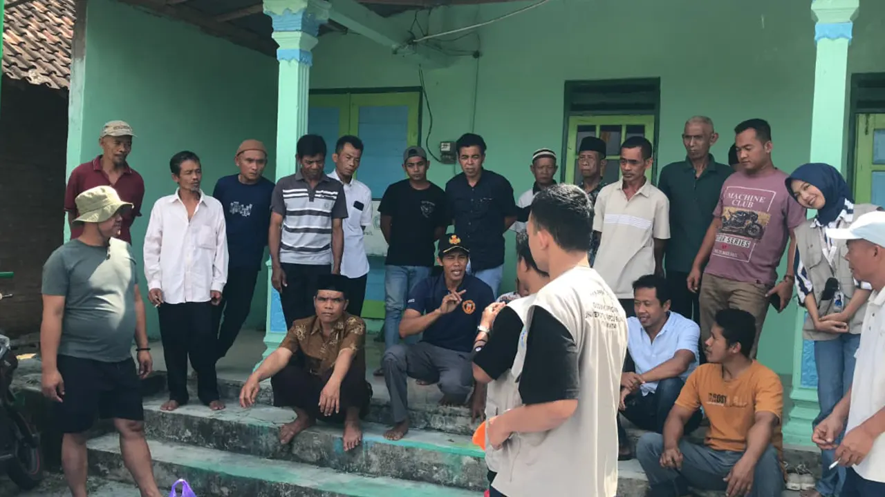 Antusiasme saat sesi pelatihan pembuatan silase sebagai pakan ternak alternatif bagi masyarakat Dusun Kapingan. (doc. Mahasiswa Kelompok 18 KKN-PPM UMBY)