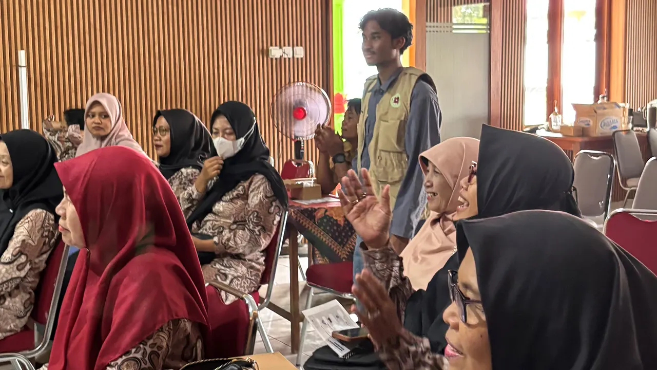 Warga menunjukkan antusiasme tinggi dengan mengajukan berbagai pertanyaan seputar teknis pembuatan, alat cetak yang digunakan, serta peluang pasar di tingkat desa maupun luar daerah. (doc. pribadi)