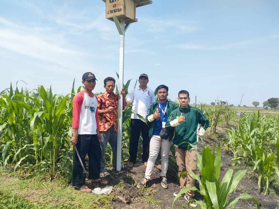 Dokumentasi bersama di lokasi pemasangan Rumah Burung Hantu (Rubuha). (doc. Kelompok KKN Pintar Unugiri Bojonegoro Kelompok 42)