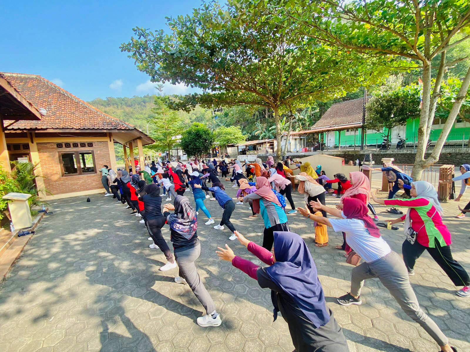 Antusias peserta saat pelaksanaan kegiatan Senam Sehat Bersama. (doc. KKN 118 UMBY)