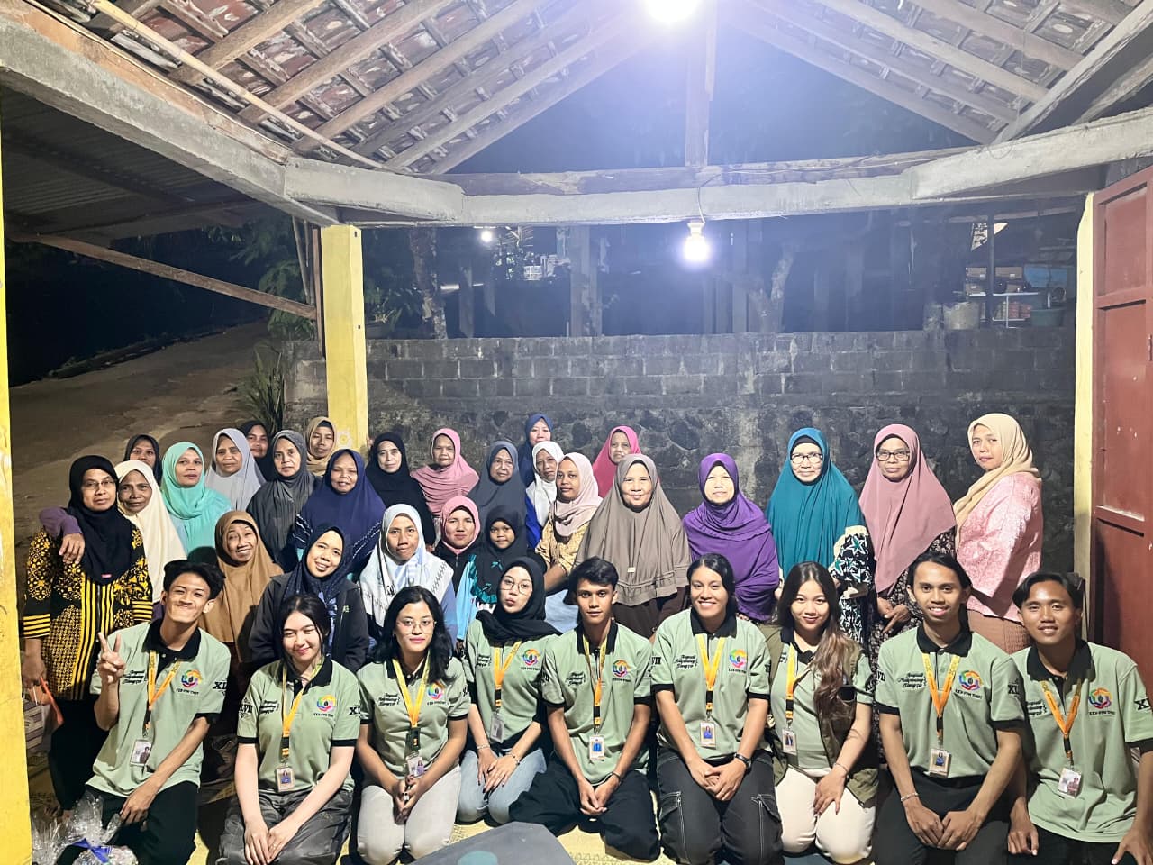 Dokumentasi bersama setelah kegiatan sosialisasi sanitasi limbah organik dengan output maggot. (doc. KKN 103 UMBY)