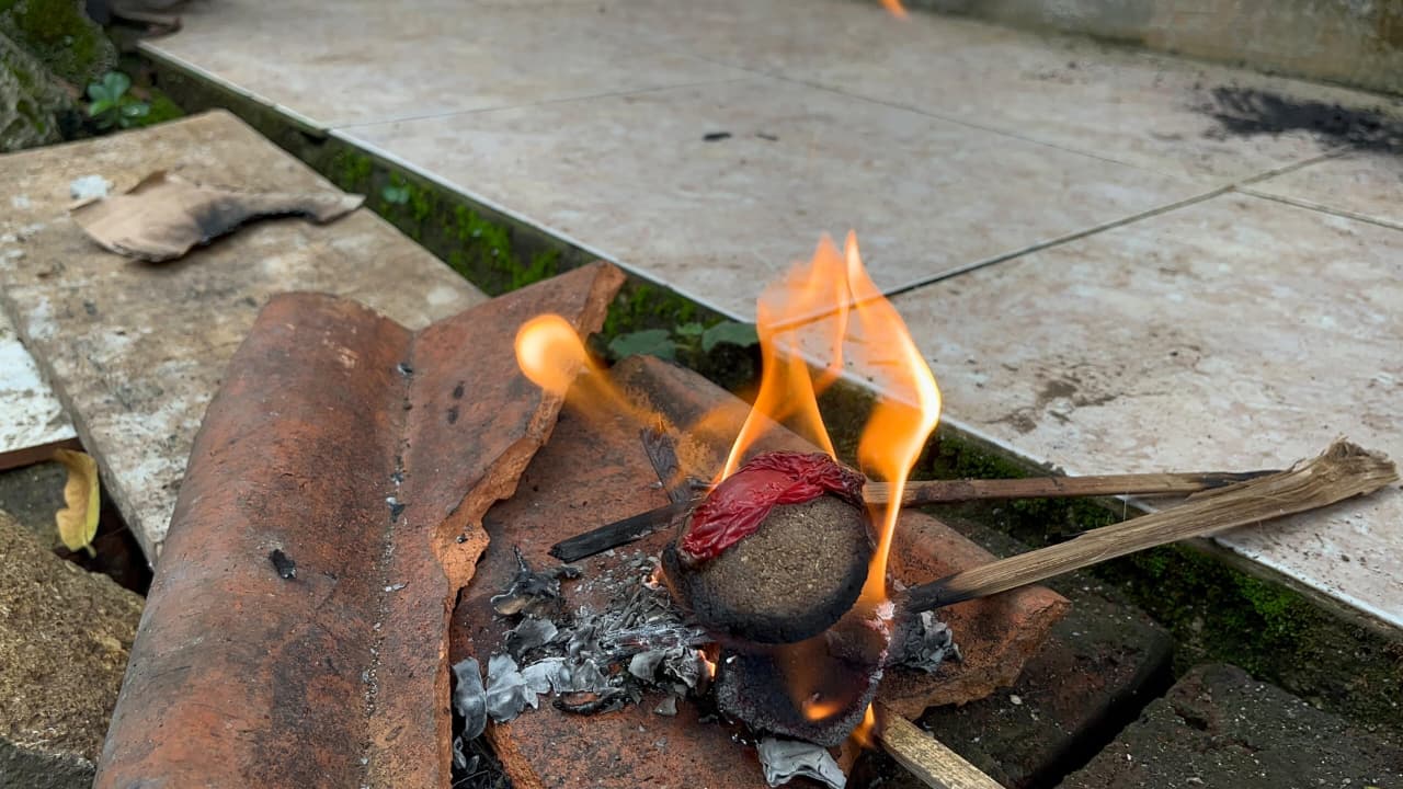 Briket arang hasil olahan kotoran kambing siap berhasil dimanfaatkan. Mahasiswa KKM UNIBA Kelompok 31 membuktikan bahwa limbah pun bisa menjadi solusi energi dan peluang usaha baru. (doc. KKM 31 UNIBA)