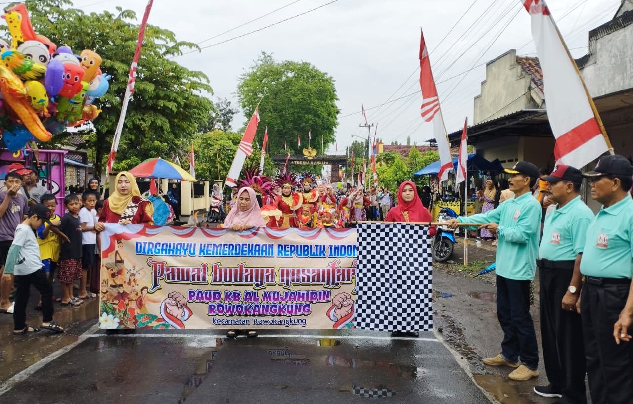 Kades Rowokangkung, Totok Haryanto saat memberangkatkan peserta karnaval PAUD yang pertama. (doc. Panitia HUT RI ke-80 Desa Rowokangkung)