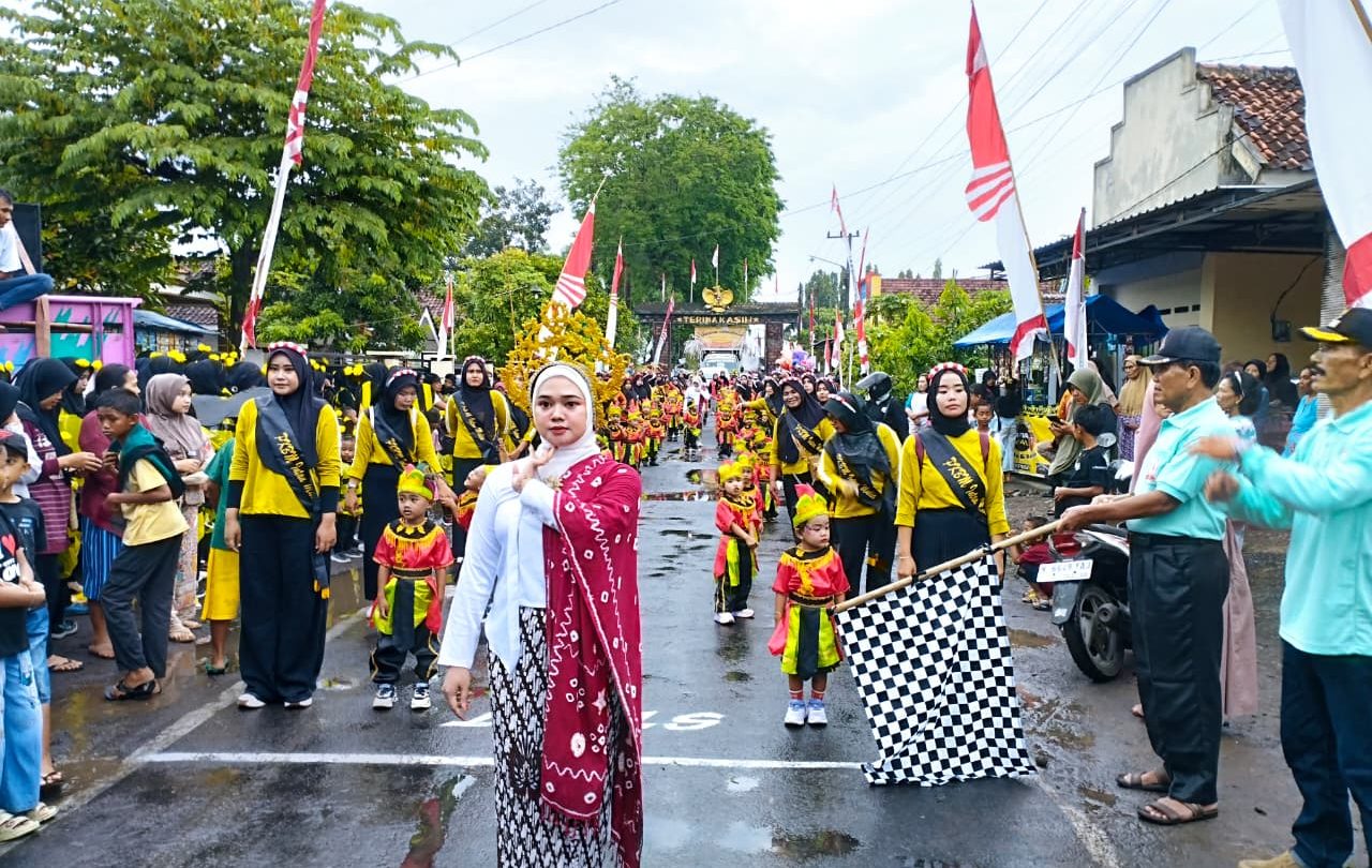 Ketua BPD Rowokangkung, Suwatno saat memberangkatkan peserta karnaval PAUD yang ke tiga. (doc. Panitia HUT RI ke-80 Desa Rowokangkung)
