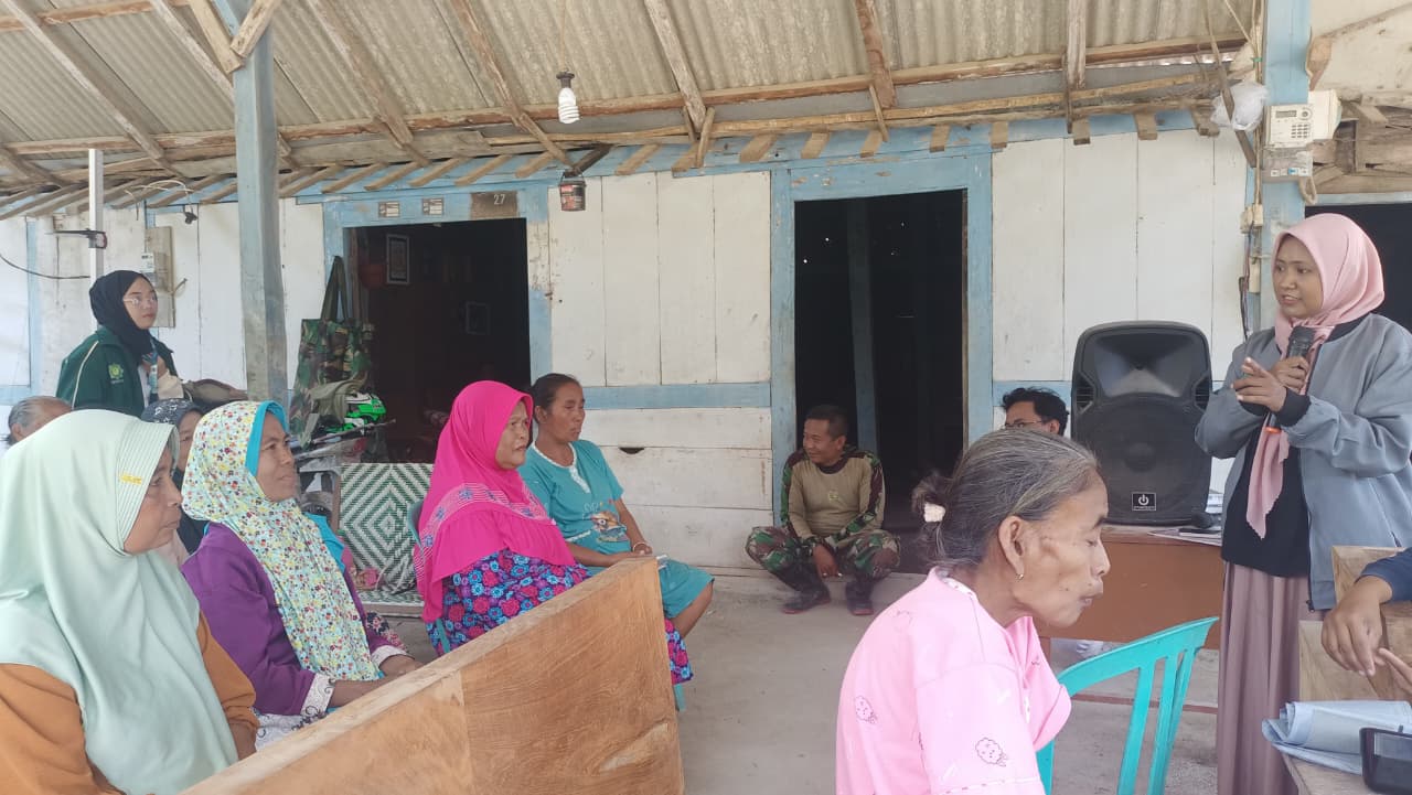 Mahasiswa KKN 55 UNUGIRI saat memberikan penyuluhan tentang pentingnya pendidikan dan bahaya pernikahan dini kepada warga Dusun Sekidang, disambut antusias oleh masyarakat yang sebagian besar adalah ibu-ibu dan lansia. (doc. KKN 55 UNUGIRI)