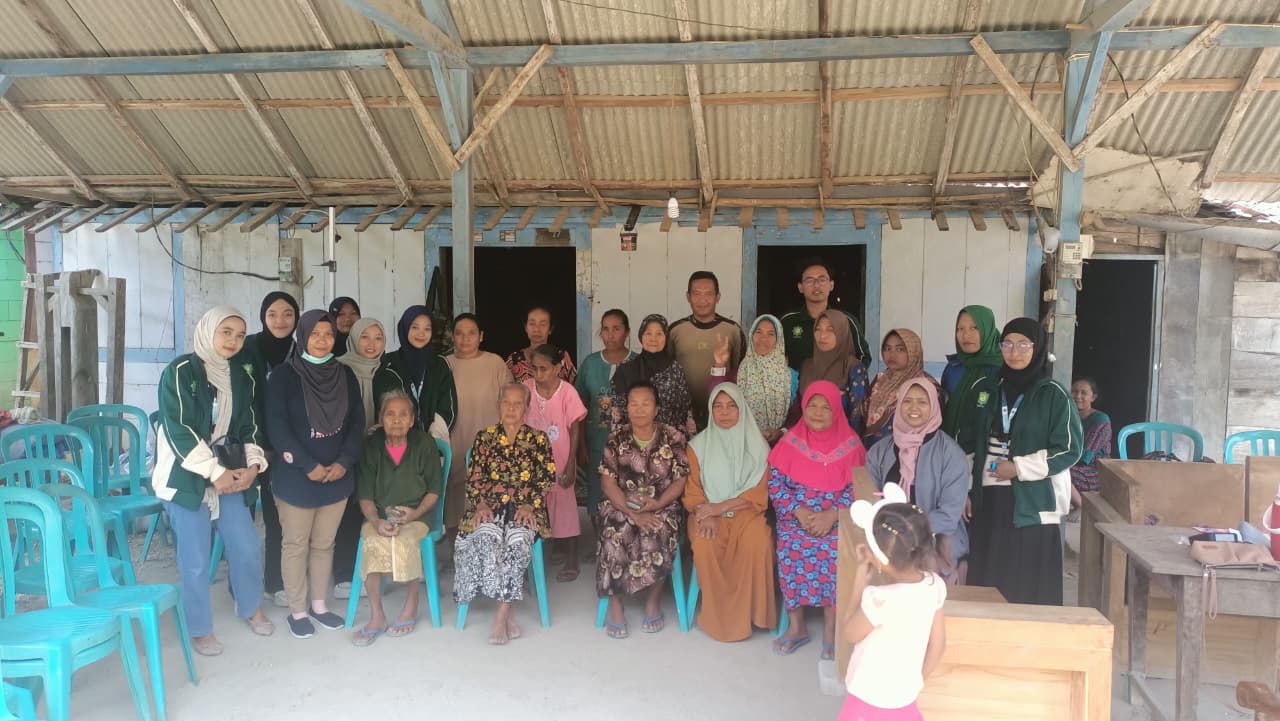 Mahasiswa KKN 55 UNUGIRI berfoto bersama warga Dusun Sekidang usai kegiatan penyuluhan pentingnya pendidikan, pencegahan pernikahan dini, serta pendampingan posyandu lansia. (doc. KKN 55 UNUGIRI)