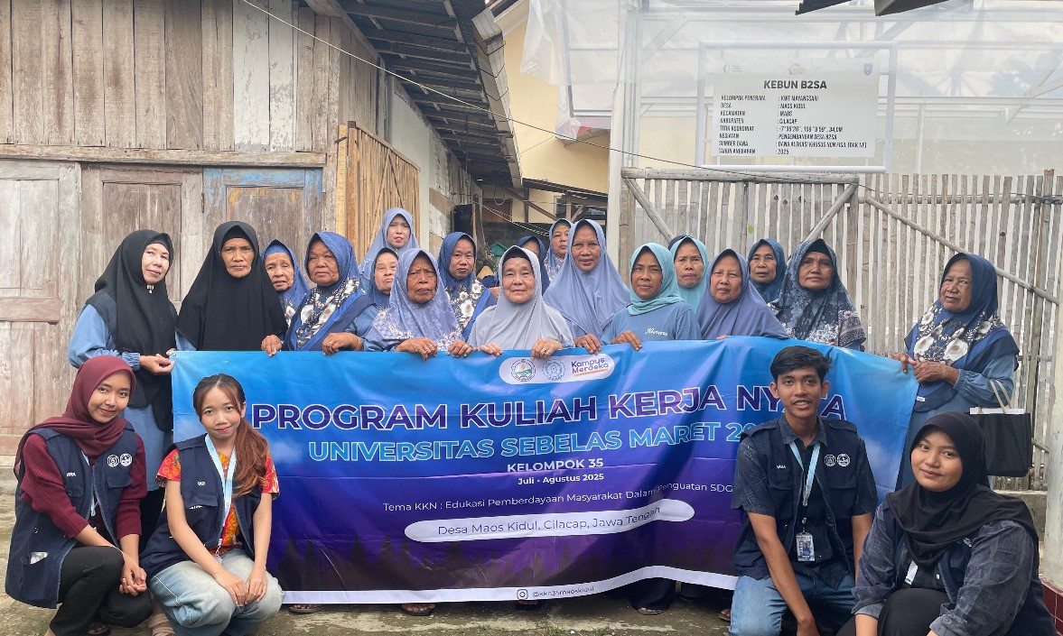 Dokumentasi bersama setelah edukasi tentang pemanfaatan Tanaman Obat Keluarga (TOGA) kepada ibu-ibu KWT di Desa Maos Kidul, Cilacap. (doc. KKN 35 UNS)