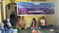 Mahasiswa KKN UNS Kelompok 35 saat memberikan edukasi tentang pemanfaatan Tanaman Obat Keluarga (TOGA) kepada ibu-ibu KWT di Desa Maos Kidul, Cilacap. (doc. KKN 35 UNS)