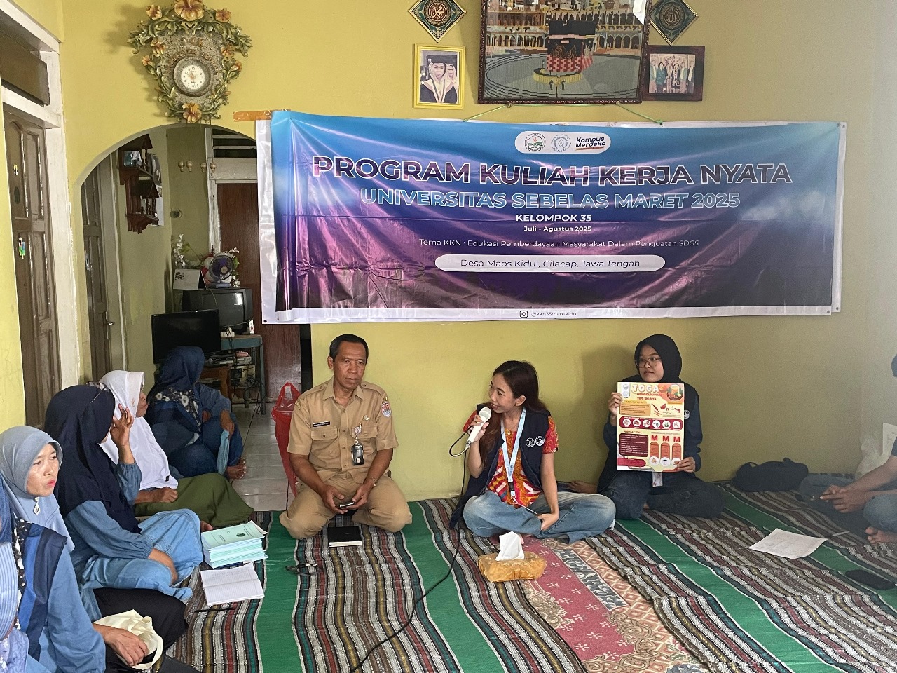 Mahasiswa KKN UNS Kelompok 35 saat memberikan edukasi tentang pemanfaatan Tanaman Obat Keluarga (TOGA) kepada ibu-ibu KWT di Desa Maos Kidul, Cilacap. (doc. KKN 35 UNS)