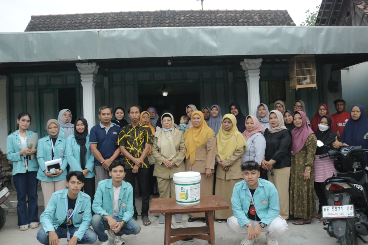 Dokumentasi bersama setelah pelaksanaan Pelatihan Pembuatan Pupuk Organik Cair (POC) pada (4/8/2025). (doc. KKN 215 UNS)